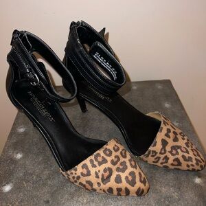 Super cute leopard zipper back heels size 6
